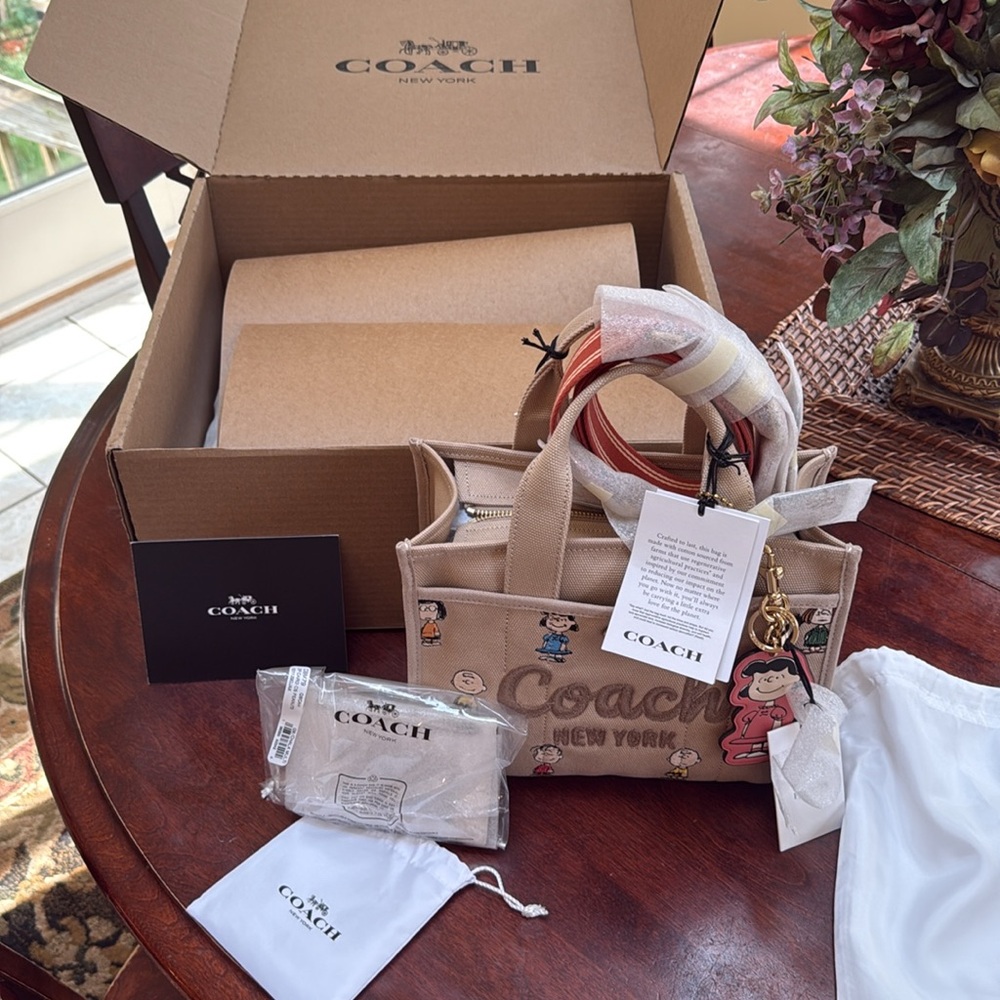 Coach x Peanuts Bundle - Brand new in Box Bag with Wallet and Charm - Picture 4 of 6